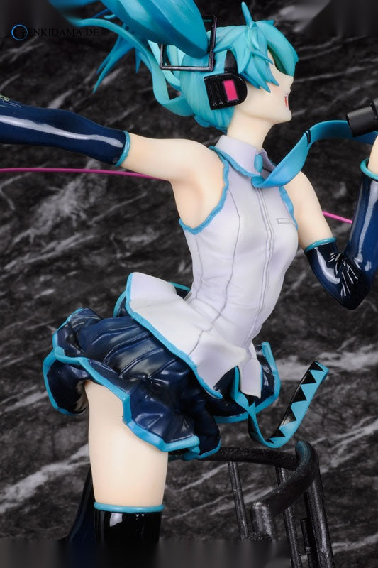 Character Vocal Series 01. Hatsune Miku Love is War ver. (Regular Edition)